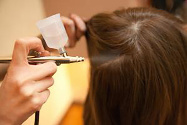 富士宮美容室ベンチマークの美髪美肌のイメージ画像（テラヘルツ機能水の吹き付け）