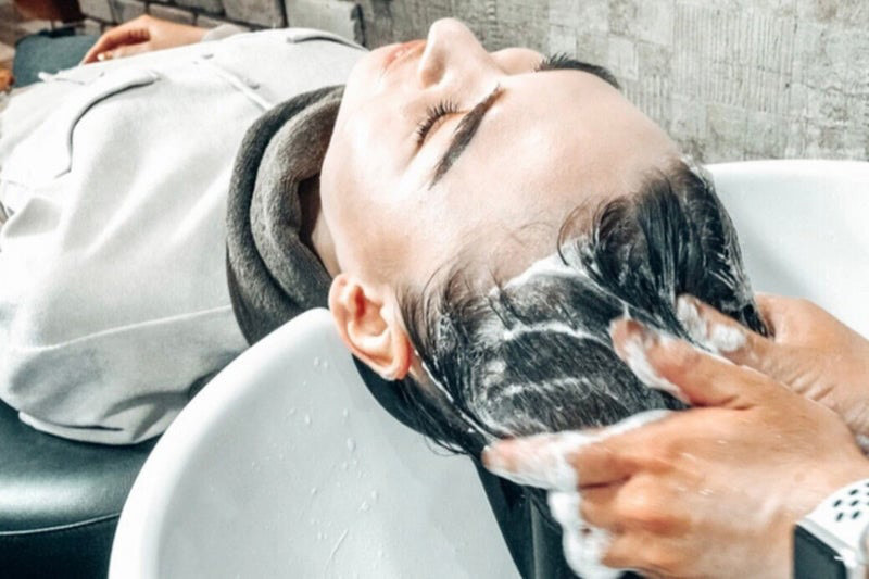 富士宮美容室ベンチマークのmarbb(マーブ)マイクロバブルで女性の髪を洗っているイメージ