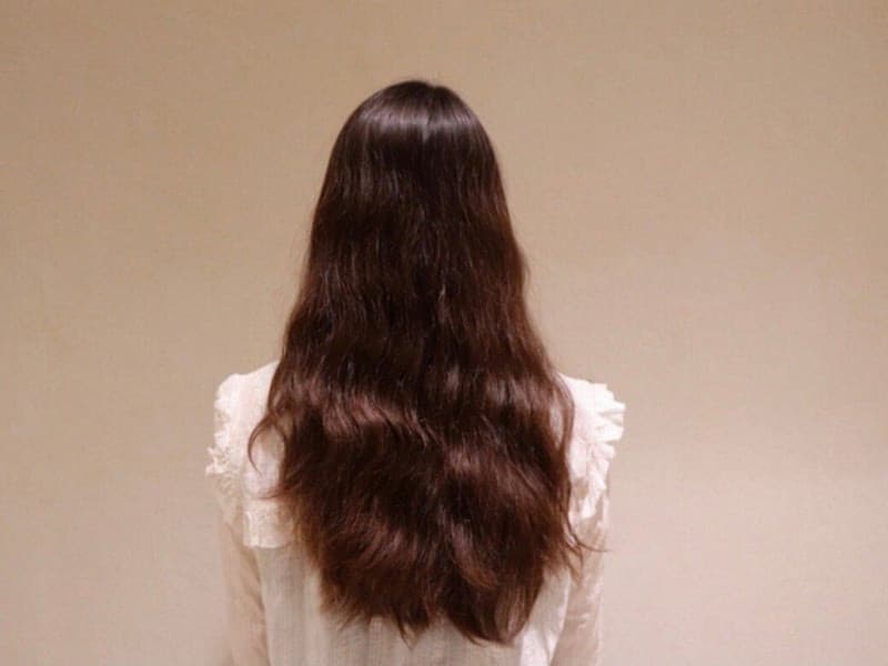 富士宮美容室ベンチマークのマーブマイクロバブルで洗う前の女性の髪の状態