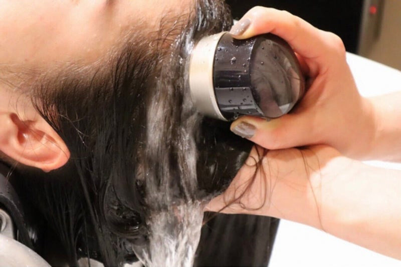 富士宮美容室ベンチマークのmarbb(マーブ)マイクロバブルで髪を洗うイメージ